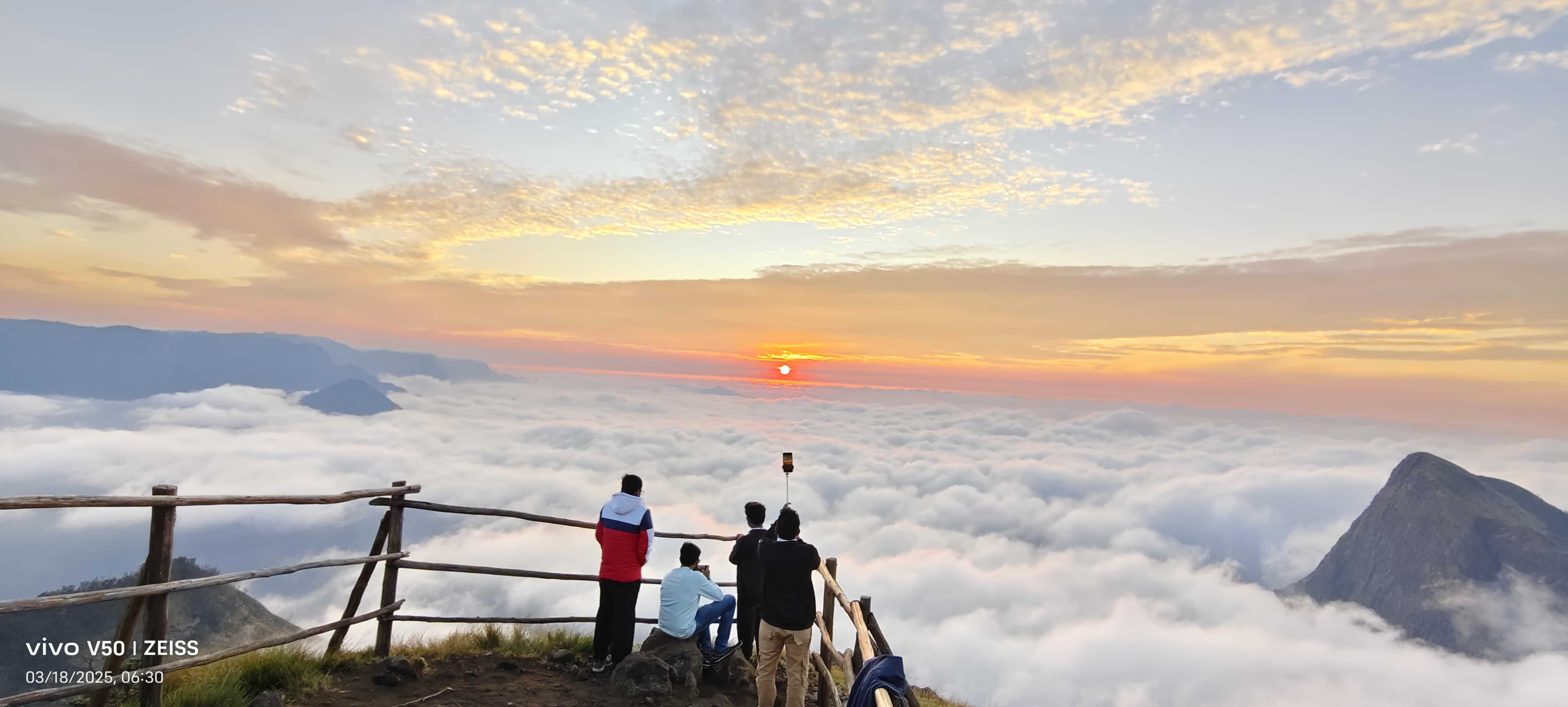 Kolukkumalai sunrise view over Munnar tea plantation